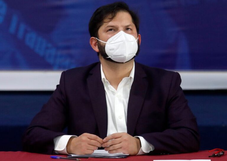 Encuesta Data Influye: Desaprobación del presidente Boric subió 14 puntos en abril