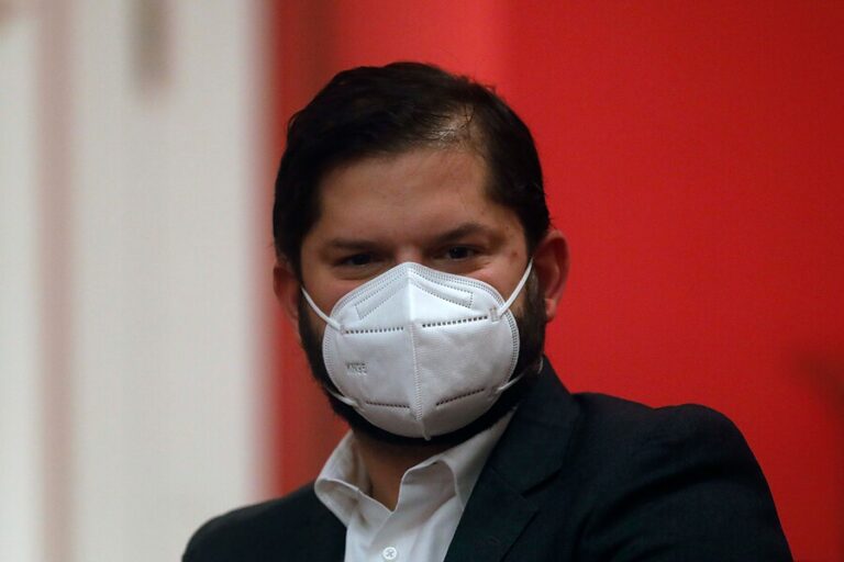 Criteria: Desaprobación del presidente Boric aumentó 18 puntos en abril y superó su aprobación