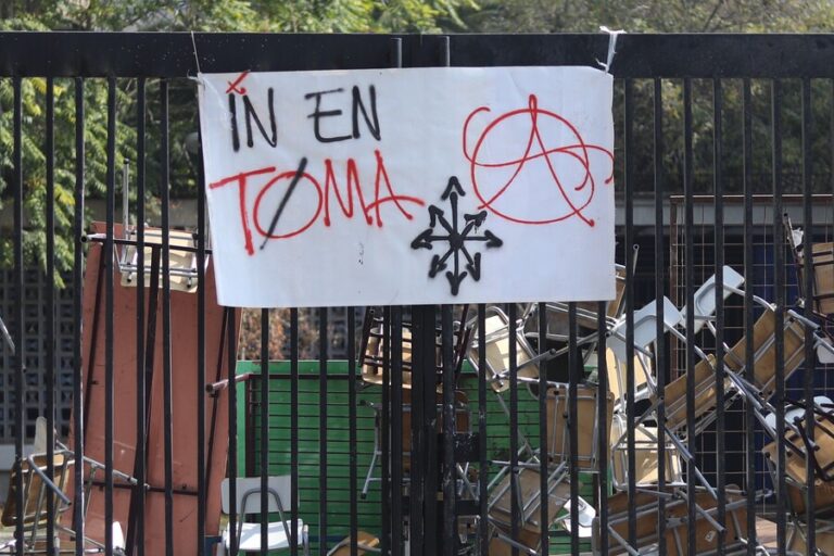 Alumnos del Instituto Nacional deponen toma tras “graves actos de violencia” al interior del liceo