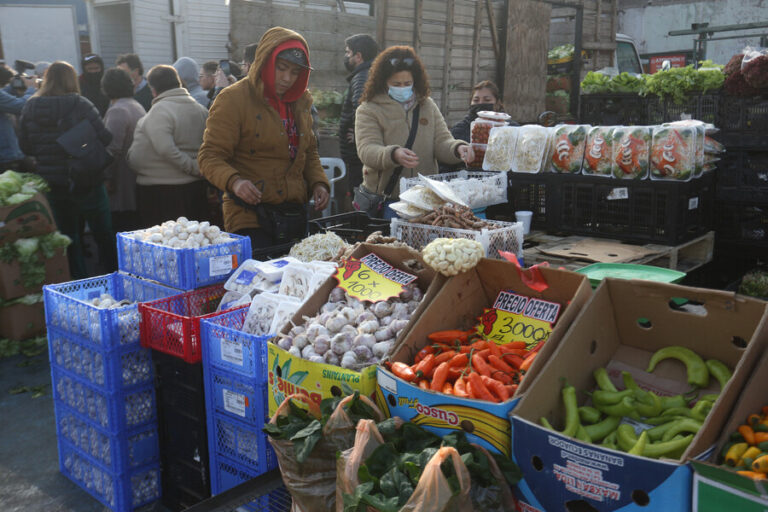 Diferencia de hasta 60%: El nuevo informe MAT compara precios entre ferias libres y supermercados