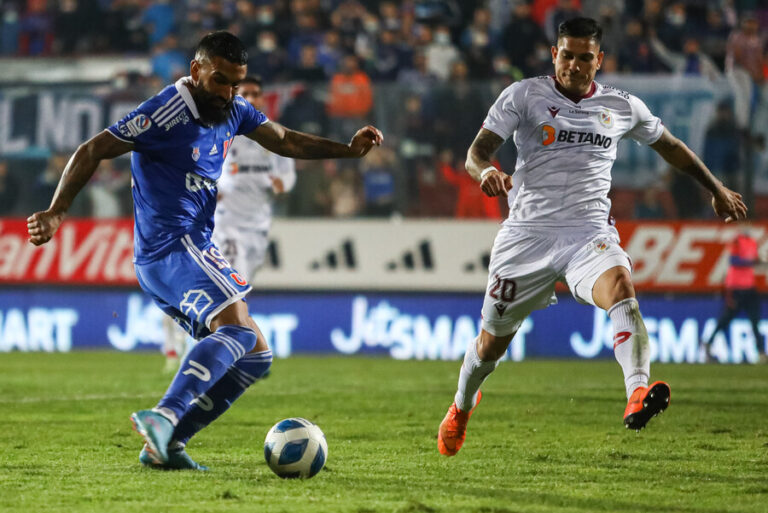 Universidad de Chile volvió a saborear el triunfo tras vencer por 2-0 a Deportes La Serena en el Santa Laura
