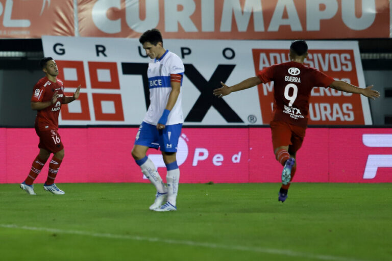 Ñublense goléo 4-0 a la UC en Chillán y llega a la punta del torneo
