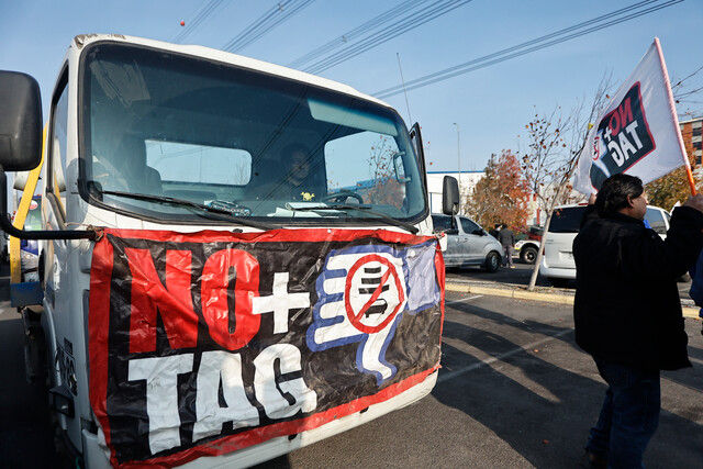 Taxistas y transportistas intentaron bloquear los accesos al Aeropuerto de Santiago