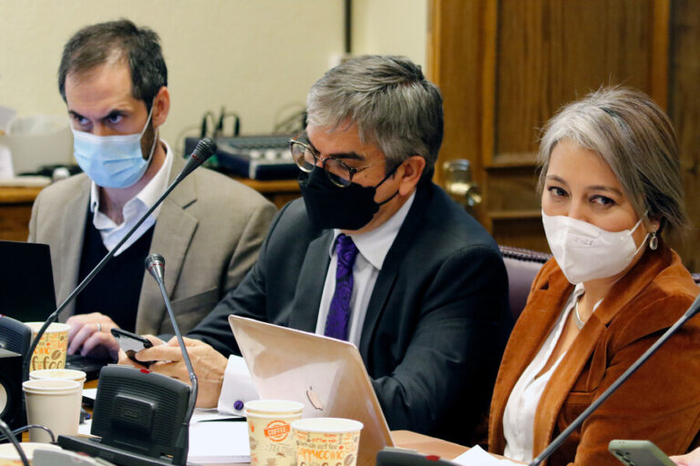 Comisiones del Senado despacharon aumento del sueldo mínimo: Proyecto se votará en Sala este martes