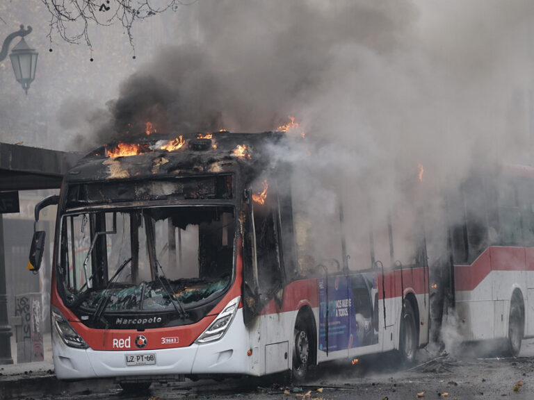 “Es inaceptable”: Ministro Muñoz condena quema de buses en el centro de Santiago