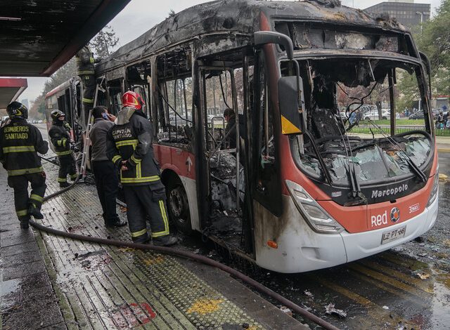 Formalizarán a un adolescente detenido por el ataque incendiario a bus en la Alameda