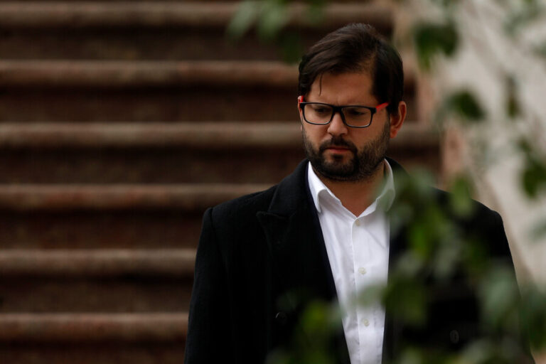 Cadem: Desaprobación del presidente Boric sube a 57%, su nivel más alto