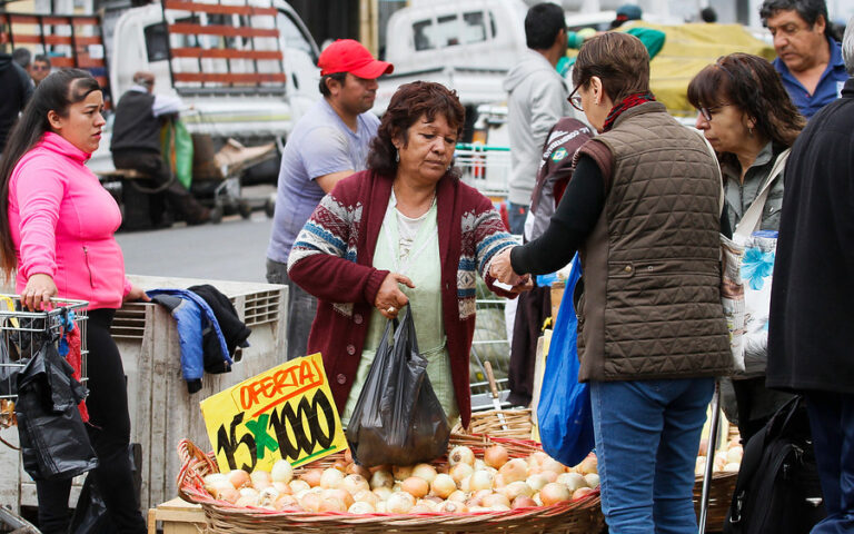 Columna de María José Azócar: Salario mínimo y justicia de género