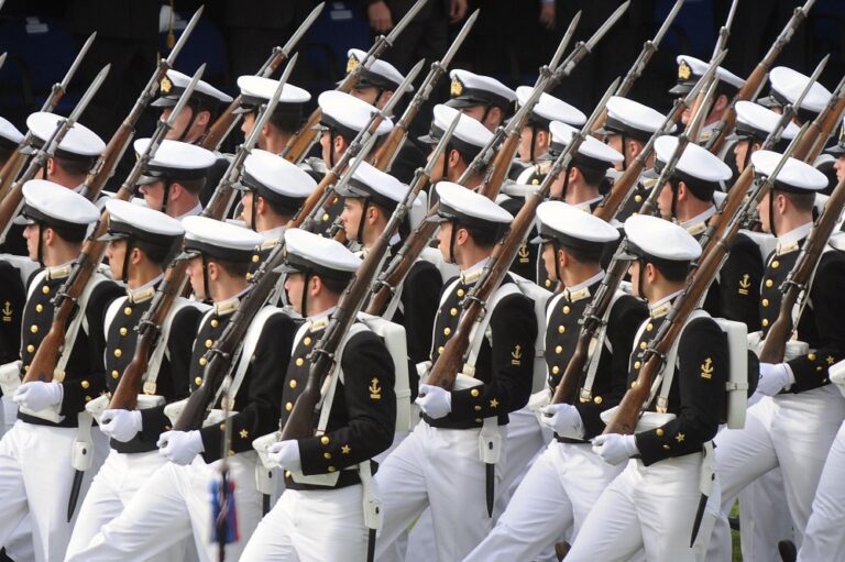 Gobierno anuncia querella contra responsables de robo de fusiles de guerra de la Armada