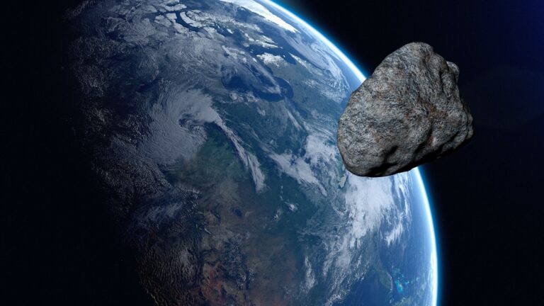 Asteroide “potencialmente peligroso” pasará cerca de la Tierra este viernes: Viaja 20 veces más rápido que una bala