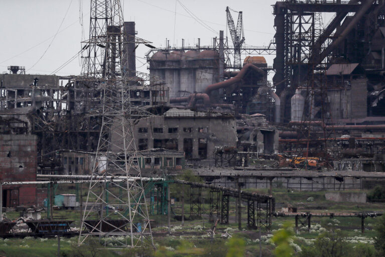 Rusia confirma inicio del plan de evacuación de fuerza ucranianas heridas en la siderúrgica Azovstal