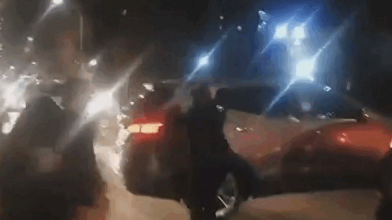 Presidente Boric fue increpado fuera de la ex Posta Central tras reunión con familia de periodista baleada