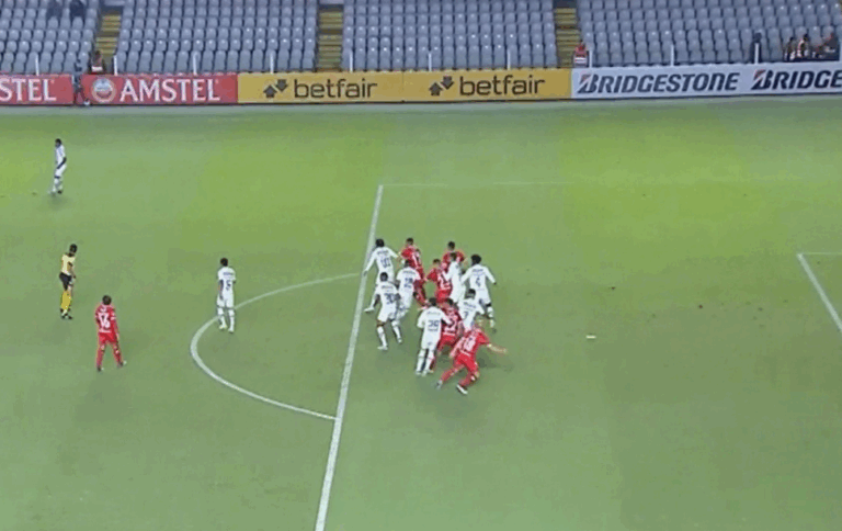 Penales, faltas y goles mal anulados: Polémicas arbitrales marcan participación chilena en torneos internacionales