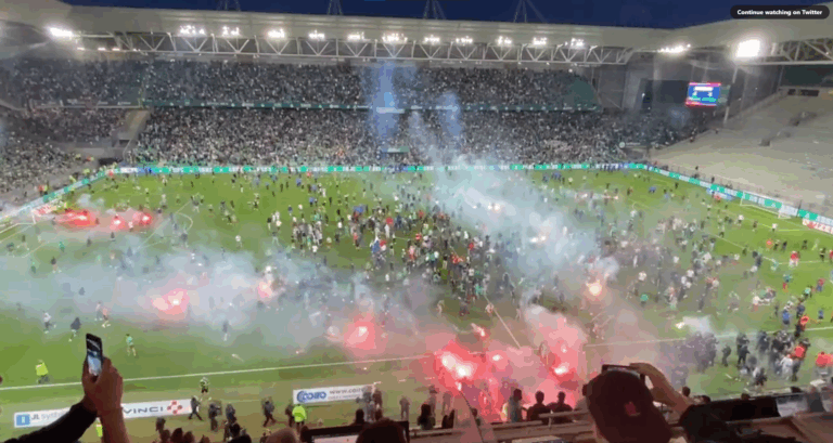 Hinchas del histórico club francés Saint Etienne protagonizaron graves incidentes en la cancha tras el descenso del club