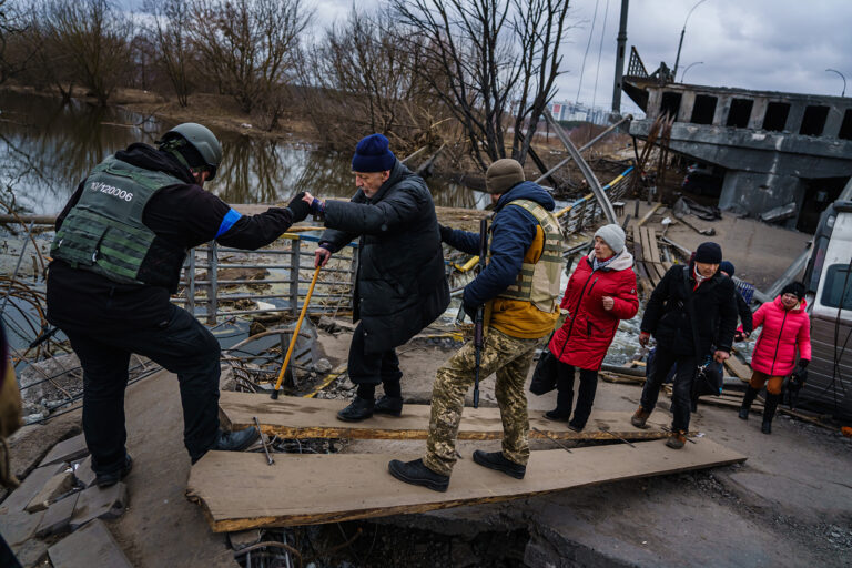 Conflicto en Ucrania: Rusia anunció que abrirá corredores humanitarios en la planta siderúrgica de Azovstal