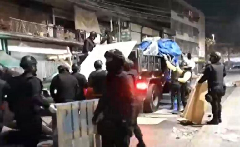 Desalojan toldos y pertenencias de comerciantes ambulantes en Barrio Meiggs: Encontraron dos estoques