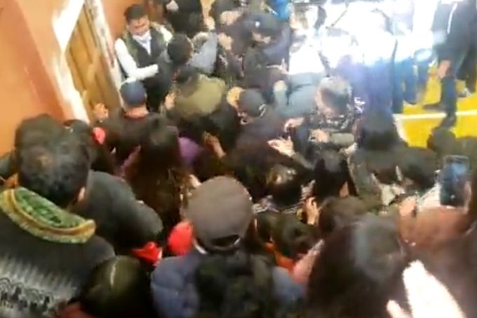 Cuatro muertos y más de 70 heridos dejó una avalancha humana en Bolivia