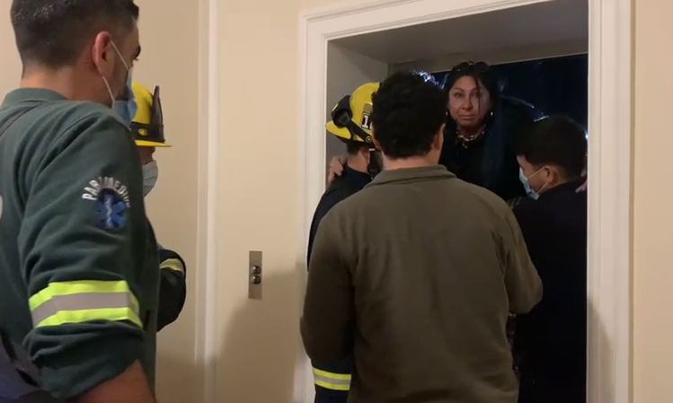 Convencional Giovanna Grandón fue rescatada por bomberos tras quedar atrapada en ascensor del Senado