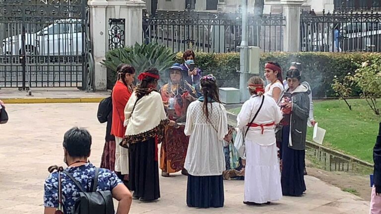 “Las vibras están bajas”: Labraña y otros convencionales han realizado sahumerios tras intensas jornadas de trabajo
