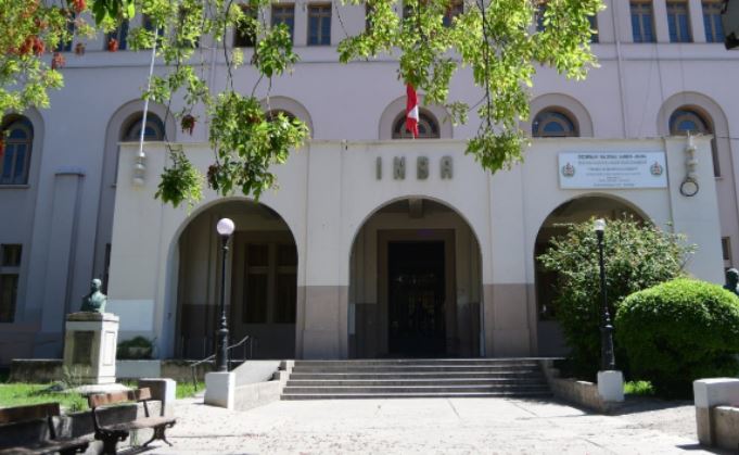 Ex rector del INBA acusó a alcaldesa Hassler de impedir uso de Ley Aula Segura: Municipalidad lamentó 