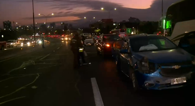 Santiago: Colisión múltiple de 8 vehículos provocó corte en la Ruta 5 Sur