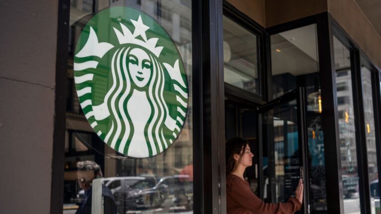 Empleados de Starbucks han formado 115 sindicatos pese a reticencia por parte de compañía