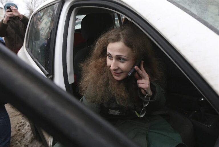 Líder de las Pussy Riot escapa de Rusia disfrazada de repartidora de comida