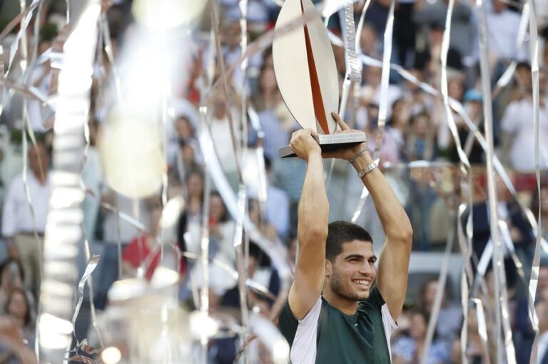 En dos sets: Carlos Alcaraz arrolló al alemán Alexander Zverev y se quedó con el Masters 1.000 de Madrid