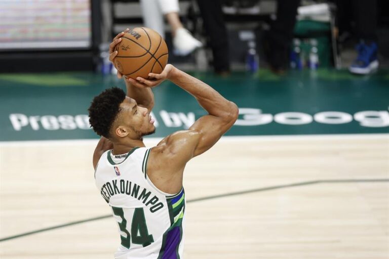NBA: Antetokounmpo impone su ley y dejó en ventaja a los Bucks ante los Celtics