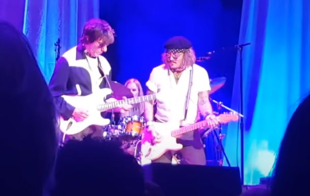 Inglaterra: Johnny Depp aparece por sorpresa tocando en un concierto de Jeff Beck