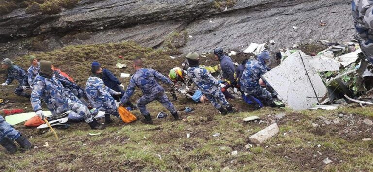 Equipos de rescate encuentran 14 cadáveres del avión accidentado en Nepal