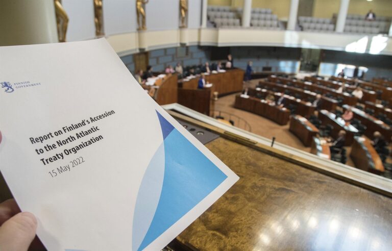 Parlamento de Finlandia aprueba solicitar formalmente el ingreso a la OTAN