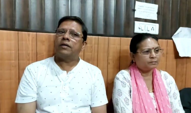 India: Pareja demanda a su único hijo por no darles nietos