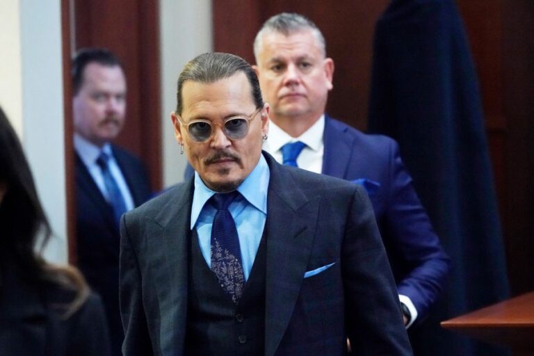 Johnny Depp recrea a Jack Sparrow afuera del juzgado donde se enfrenta a Amber Heard