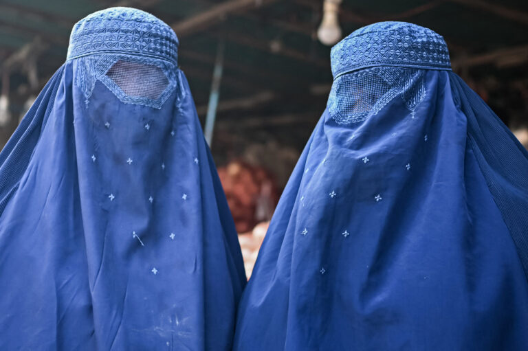 Consejo de Seguridad de la ONU pide revertir las políticas de los talibanes sobre las mujeres y niñas