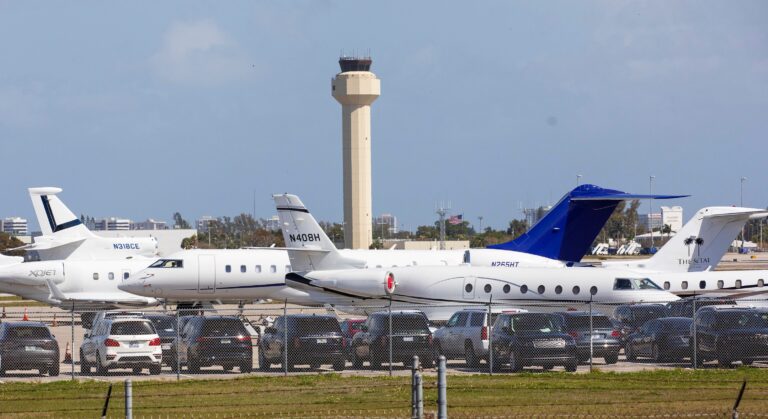 Estados Unidos: Pasajero sin experiencia de vuelo aterrizó un avión después de que el piloto quedara incapacitado
