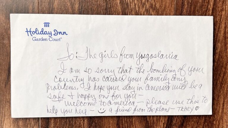 Yugoslava trata de encontrar a la mujer que cambió su vida: Le dio US$ 100 cuando escapó de un bombardeo en un avión