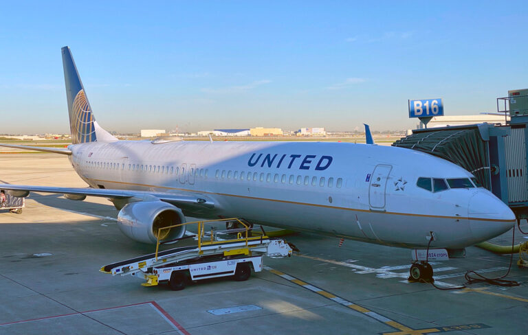 Detienen a pasajero de United Airlines que abrió la puerta de emergencia y se deslizó sobre el ala del avión