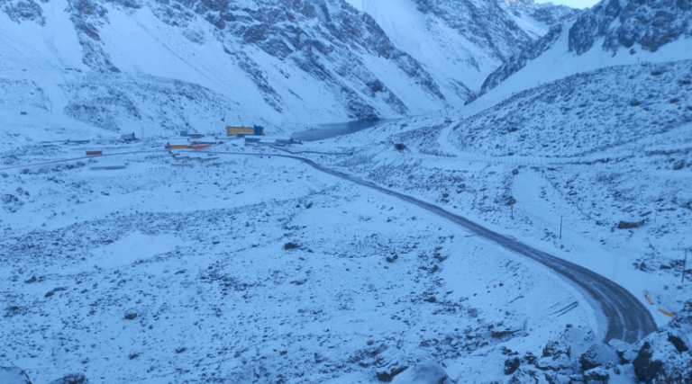 Cierran paso fronterizo Los Libertadores por intensas nevadas que afectan al sector cordillerano