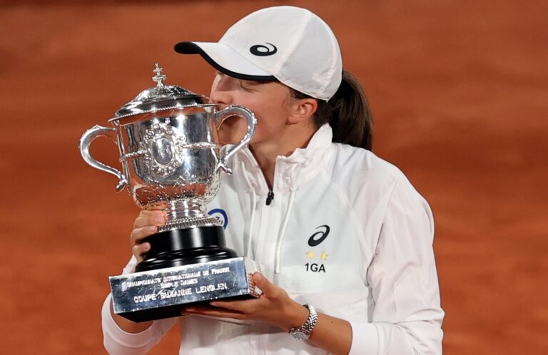 Iga Swiatek se llevó su segundo Roland Garros tras vencer en dos sets a la tenista Coco Gauff