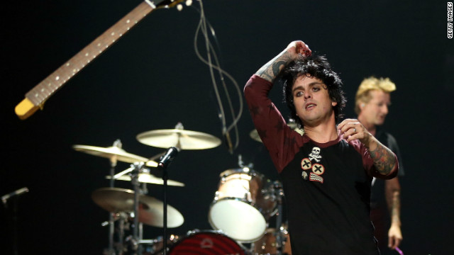 Vocalista de Green Day renunciará a su ciudadanía estadounidense por la derogación de Roe vs. Wade