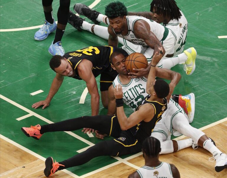 Los Celtics se hicieron gigantes en casa y derrotaron a los Warriors