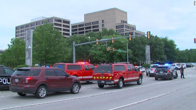 Reportan varios fallecidos tras tiroteo en hospital de Oklahoma, Estados Unidos