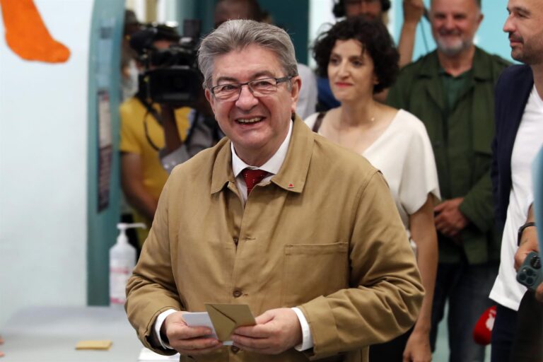 La izquierda gana por poco en las primeras proyecciones de las parlamentarias francesas
