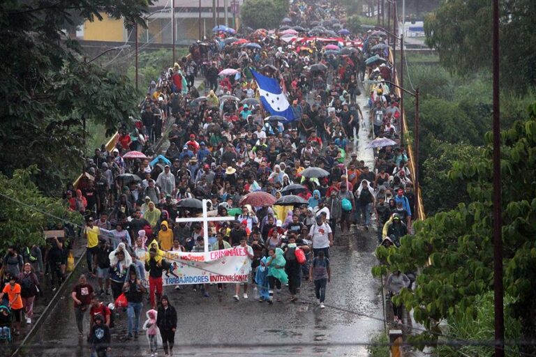 México: Disuelven caravana de casi 7 mil personas que se dirigía a la frontera de Estados Unidos