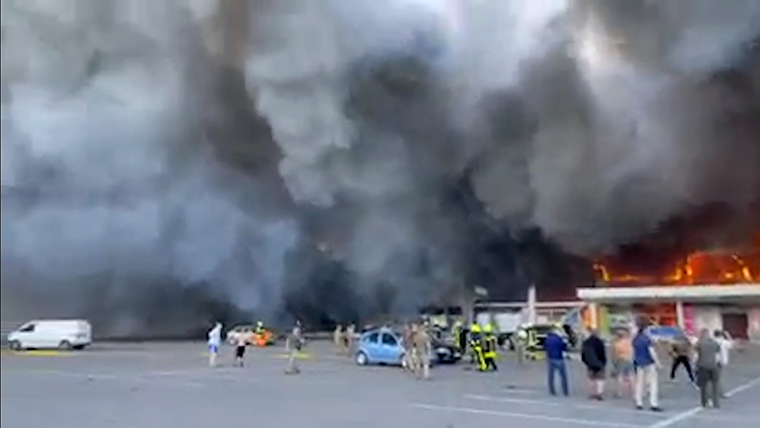 10 muertos y más de 40 heridos en ataque aéreo en centro comercial en Ucrania