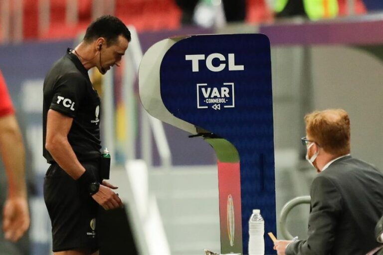 IFAB aprobó las nuevas reglas del fútbol: 5 cambios, más suplentes y posible sistema semiautomatizado del VAR