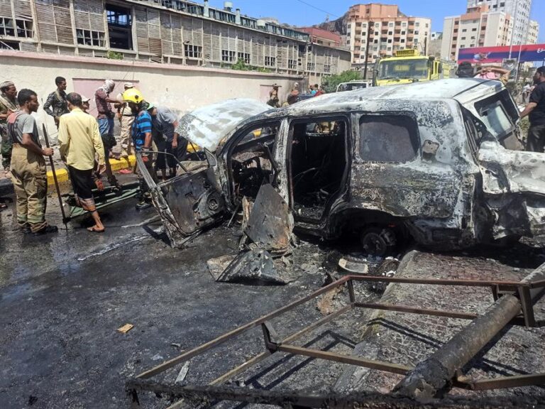 Ataque con coche bomba contra convoy militar deja 9 muertos en Yemen