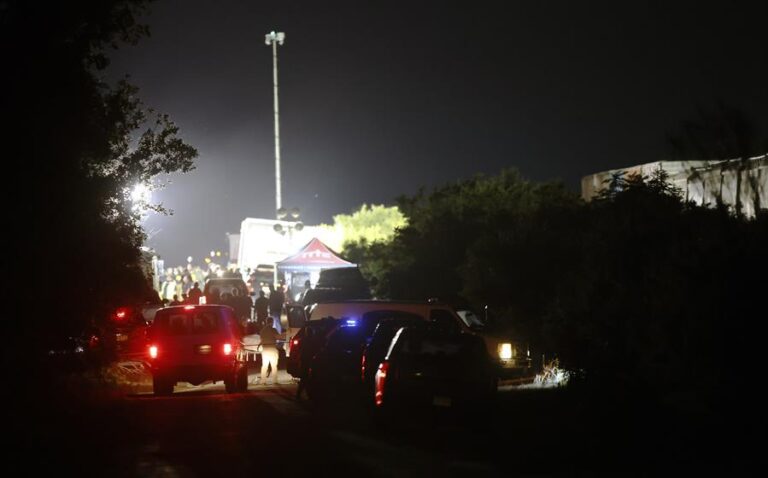 Aumenta a 50 el número de migrantes muertos en un camión en Texas