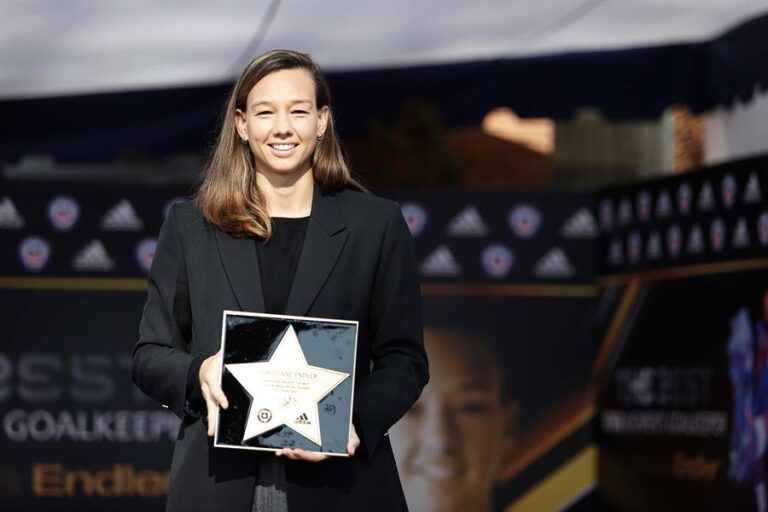 Christian Endler recibió una estrella en el Paseo de la Fama del fútbol chileno